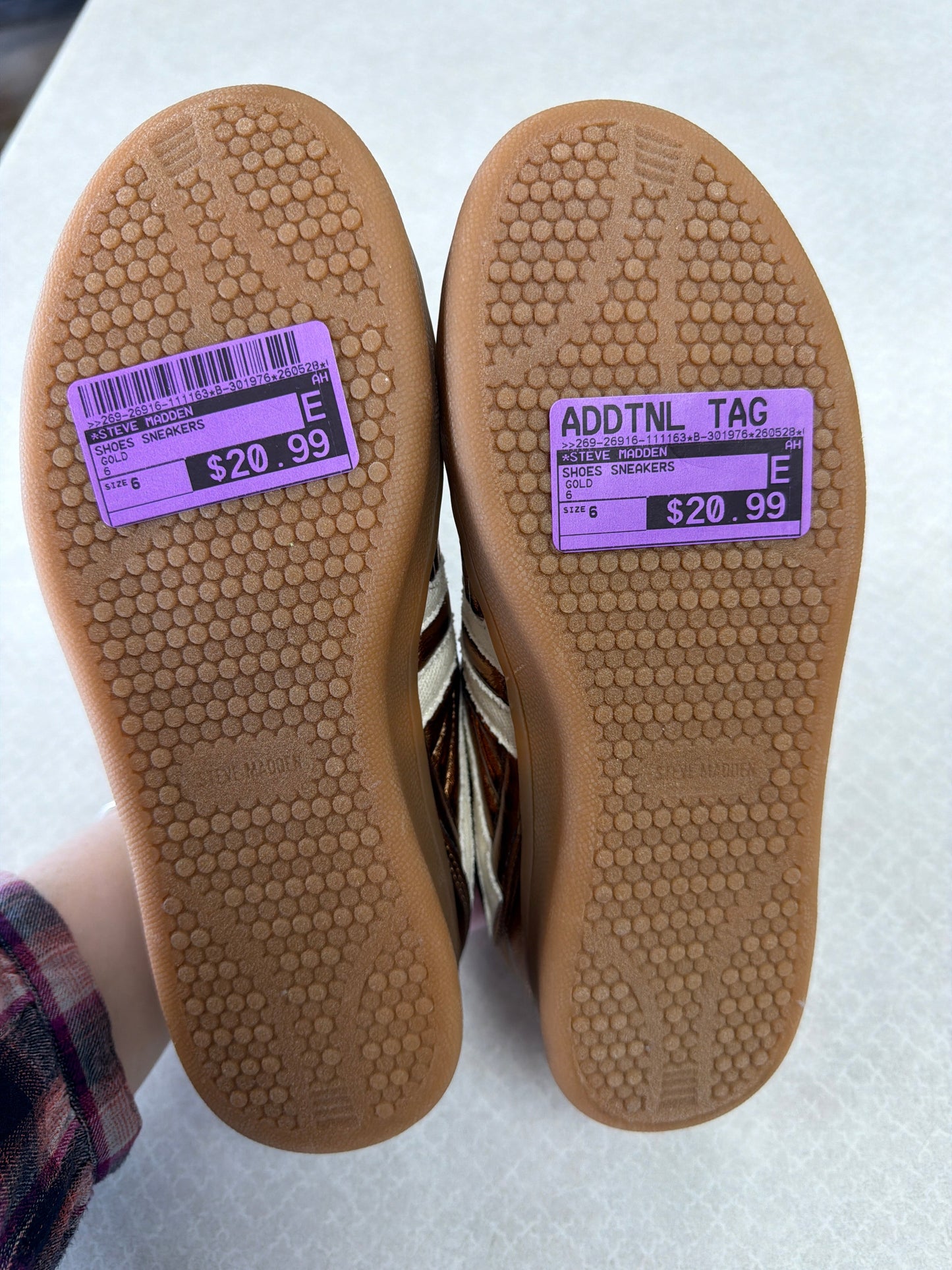 Shoes Sneakers By Steve Madden In Gold, Size:6