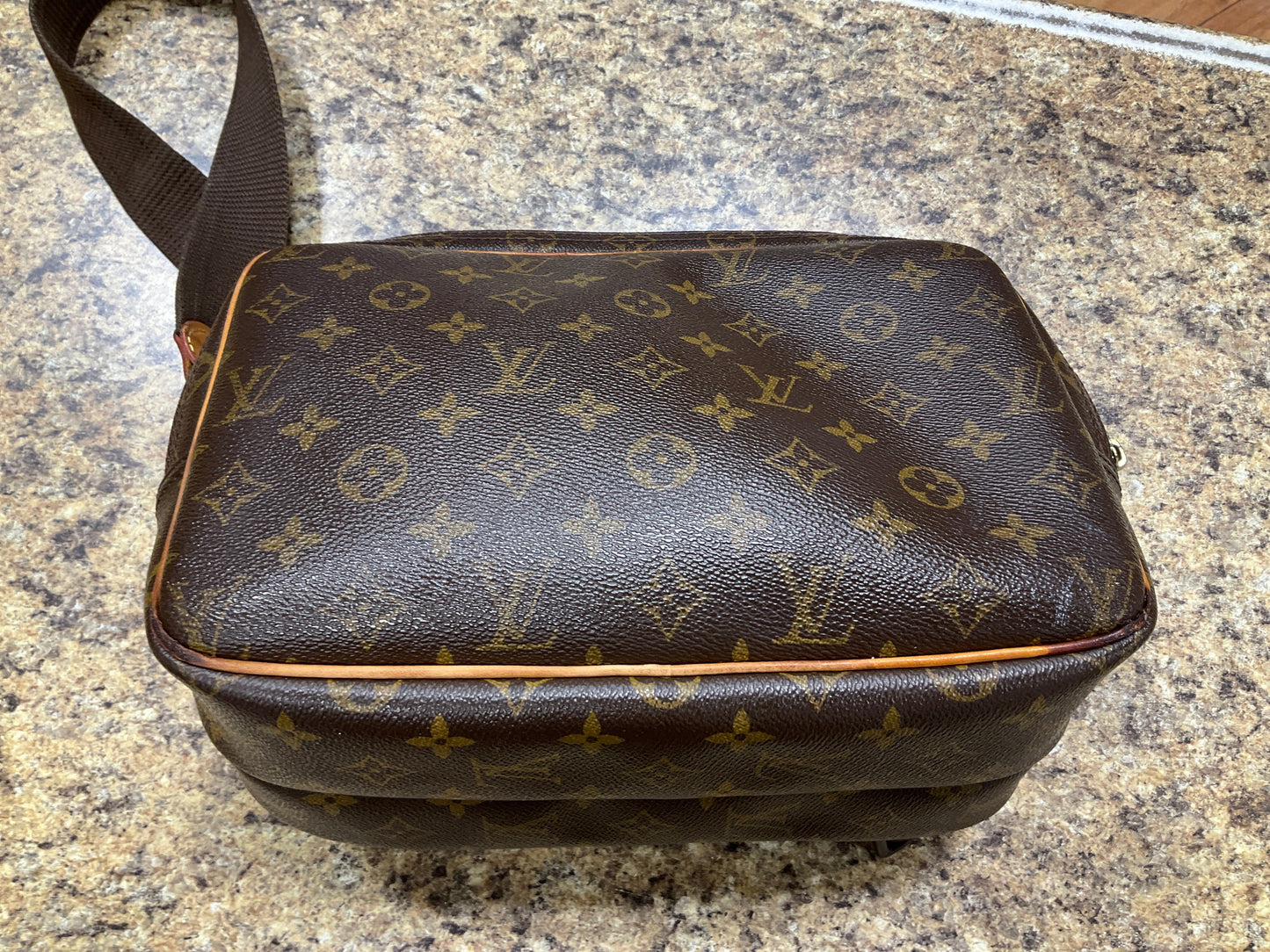 Handbag Luxury Designer By Louis Vuitton, Size: Medium