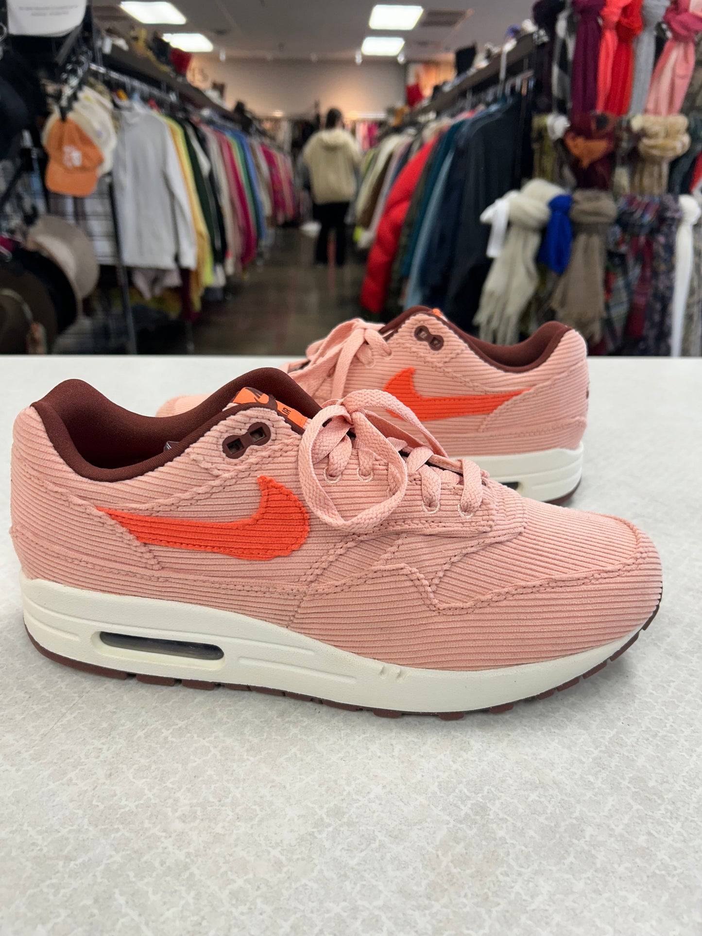 Shoes Sneakers By Nike In Coral, Size:8.5