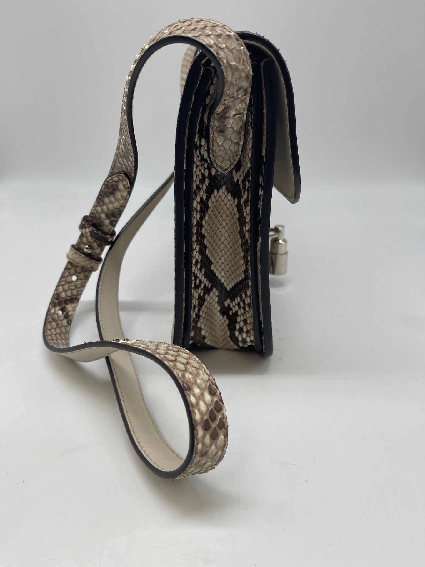 Handbag Luxury Designer By Gucci, Size: Medium