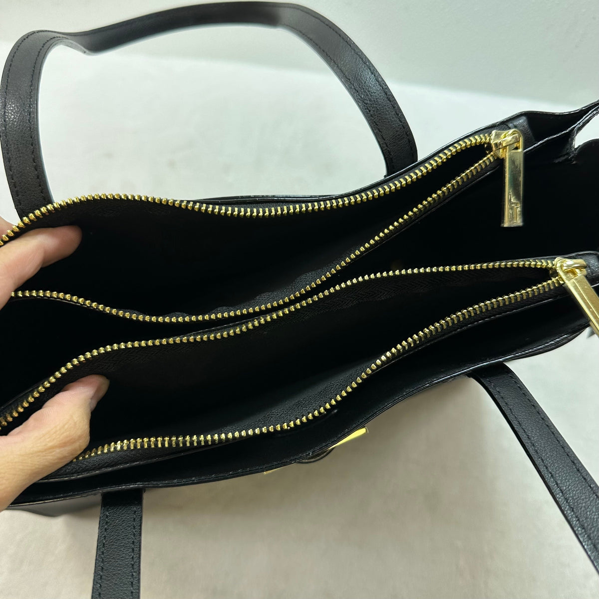 Handbag By Ted Baker, Size: Medium