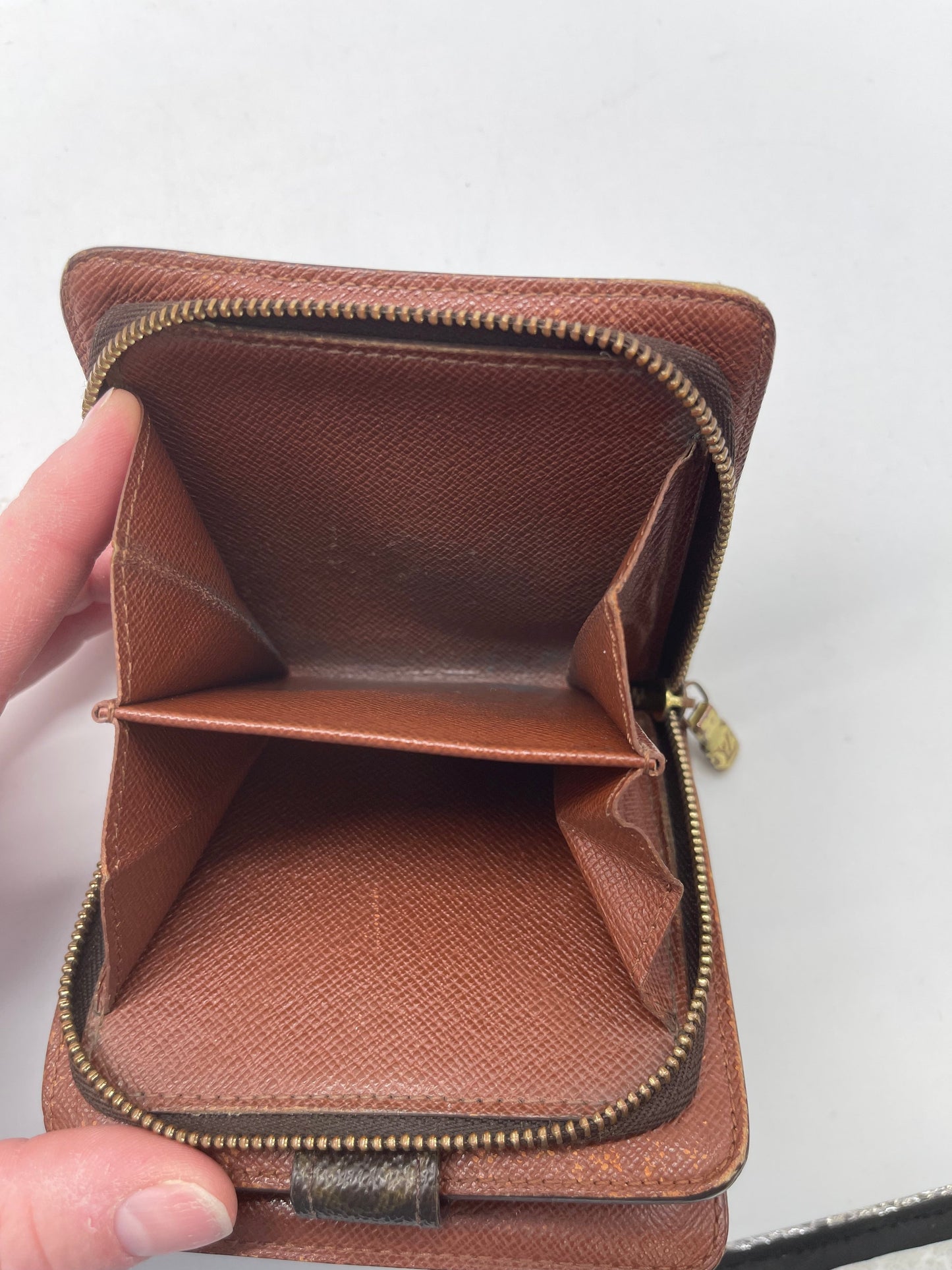 Wallet Luxury Designer By Louis Vuitton, Size: Medium