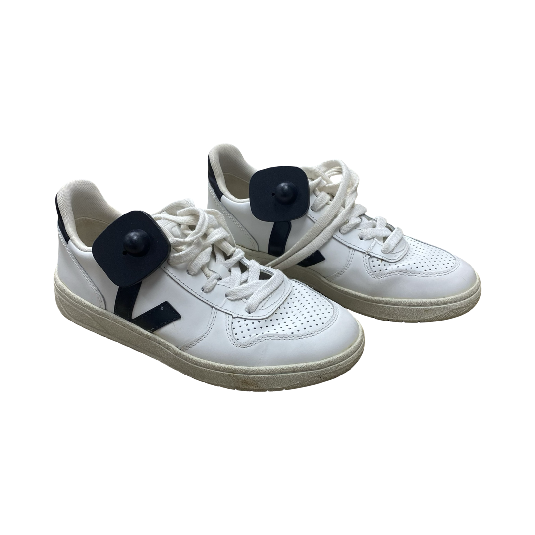 Shoes Sneakers By Veja In Black & White, Size:5