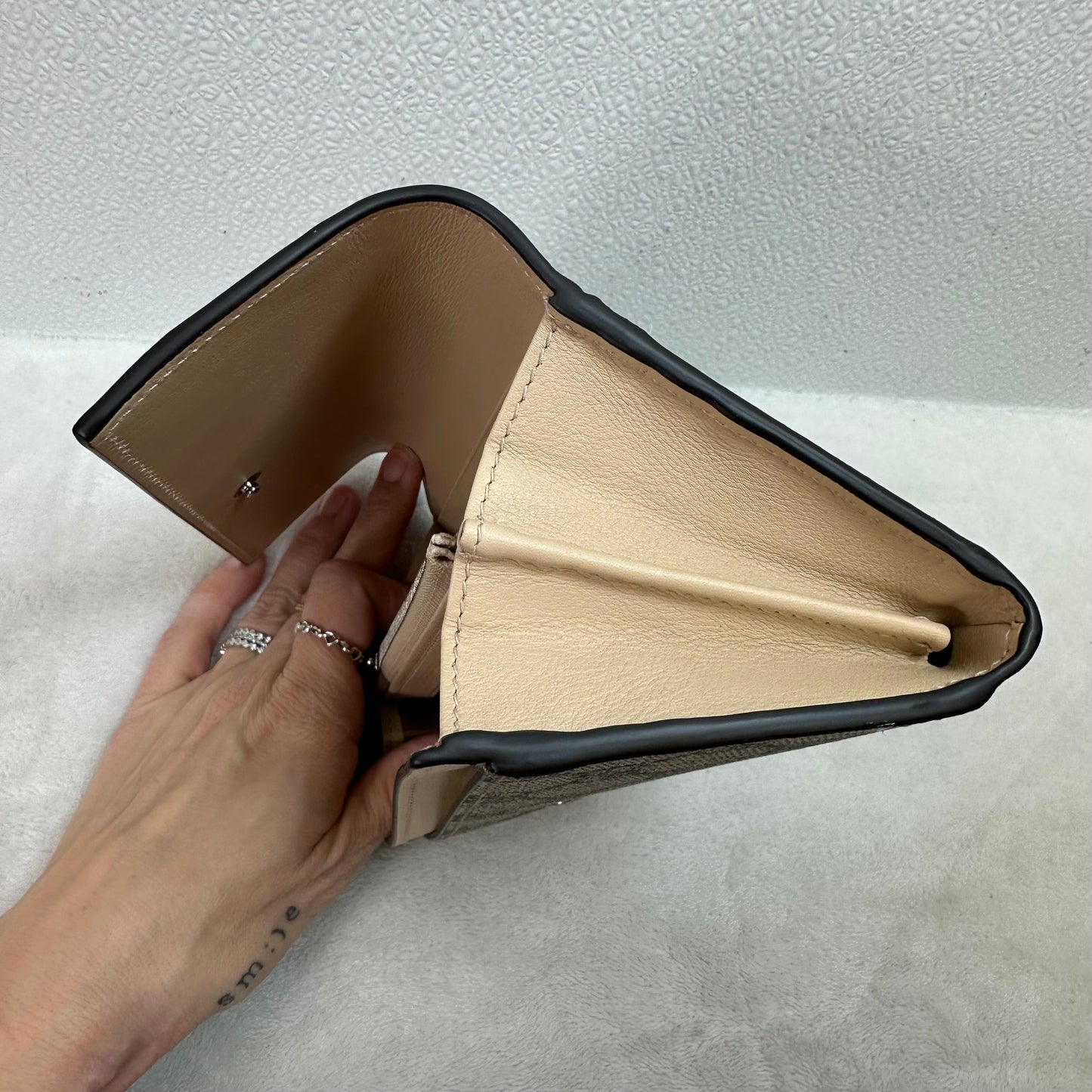 Wallet Luxury Designer By Gucci, Size: Medium