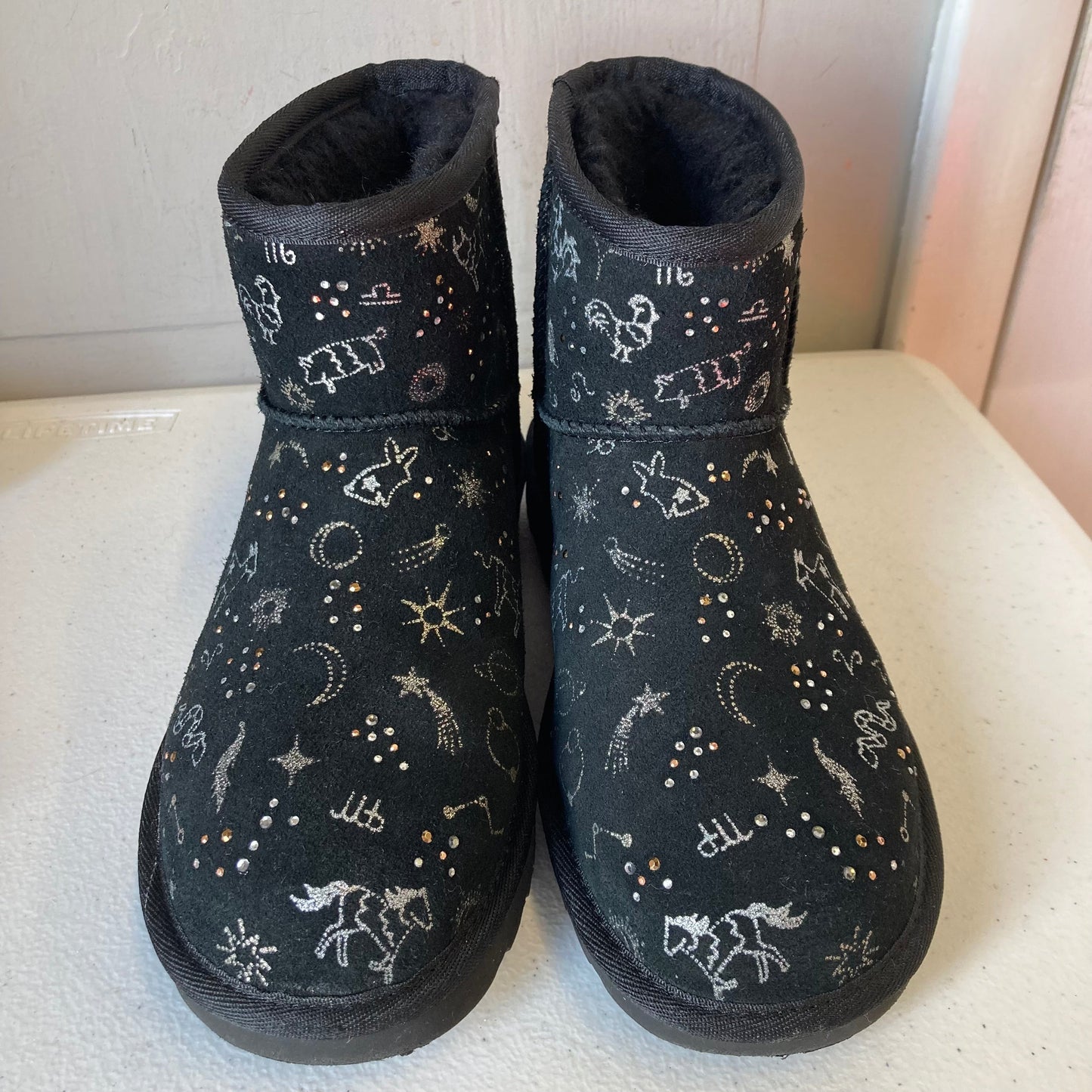 Boots Designer By Ugg In Black & Silver, Size:5