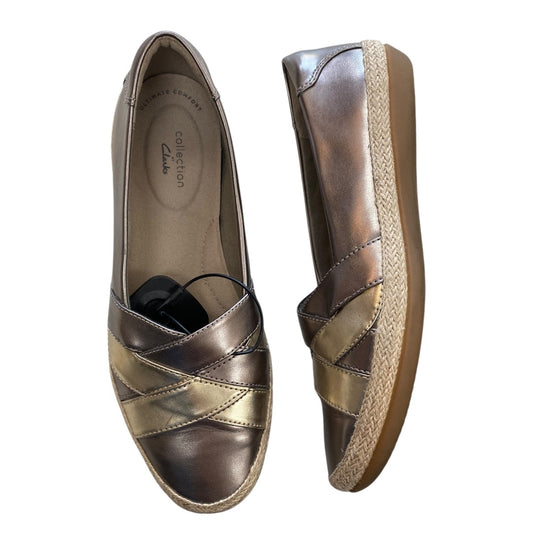 Shoes Flats By Clarks In Silver, Size:9