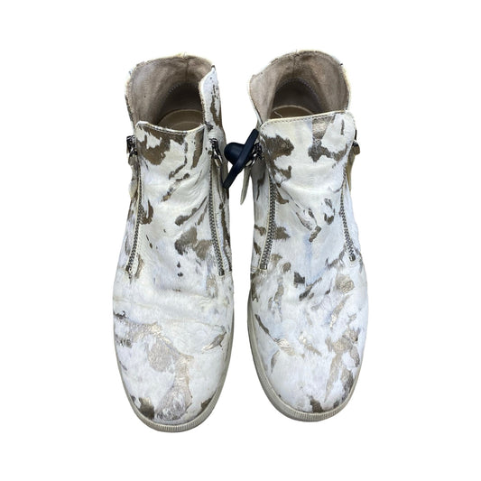 Shoes Sneakers By Vaneli In Multi, Size:8.5