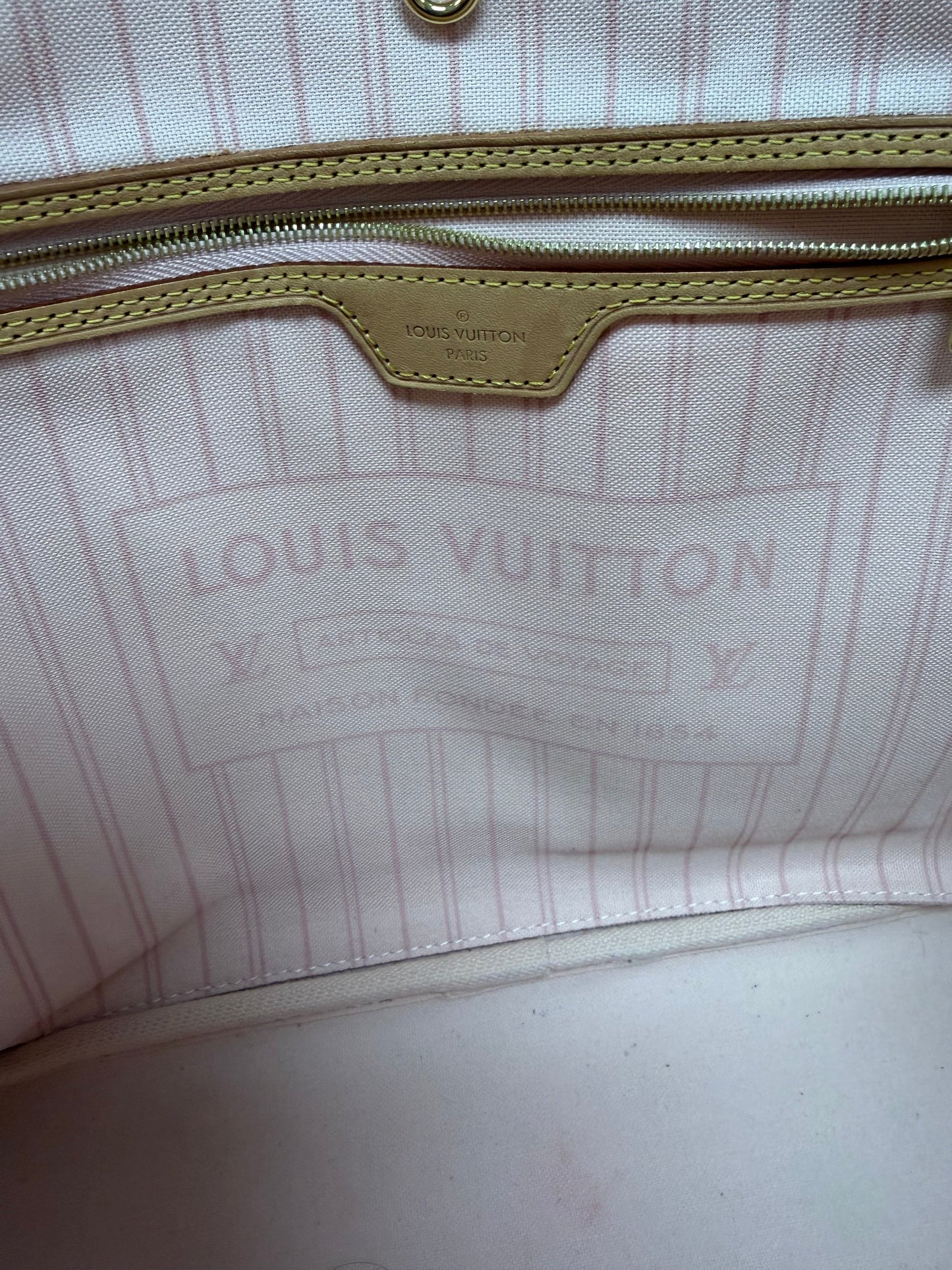 Handbag Luxury Designer By Louis Vuitton In White, Size:Medium