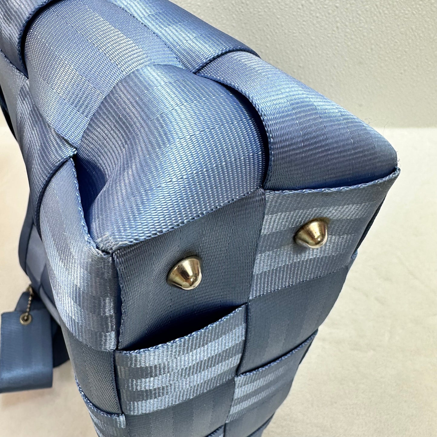 Seatbelt bag Handbag By Harveys, Size: Large