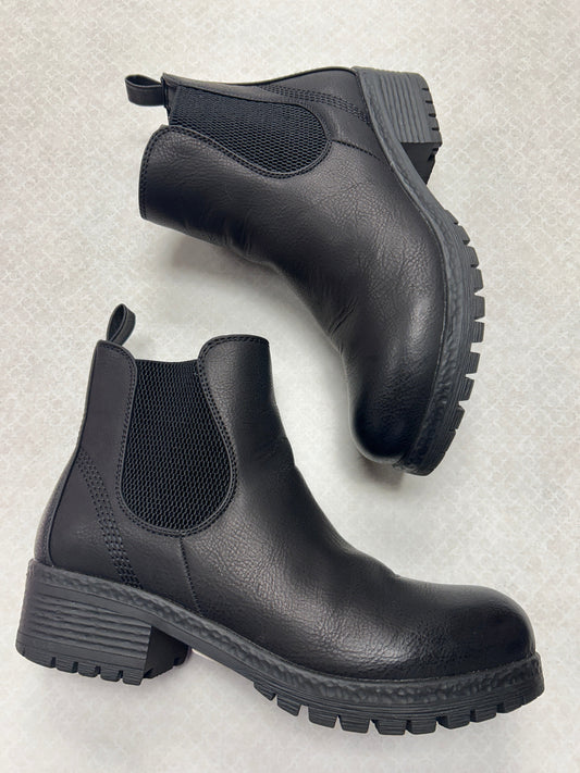 Boots Ankle Flats By Clothes Mentor In Black, Size:8