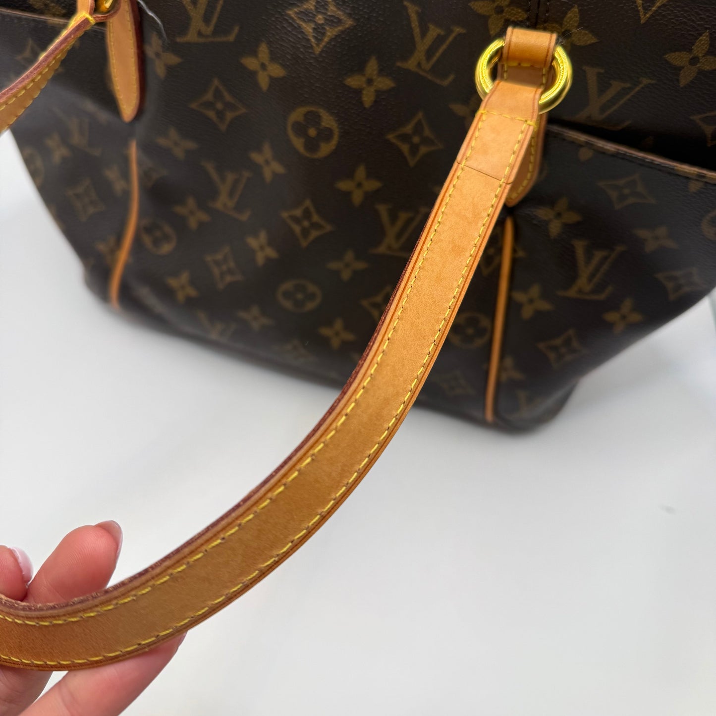 Handbag Luxury Designer By Louis Vuitton, Size: Medium