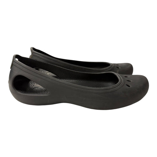 Shoes Flats By Crocs In Grey, Size:6