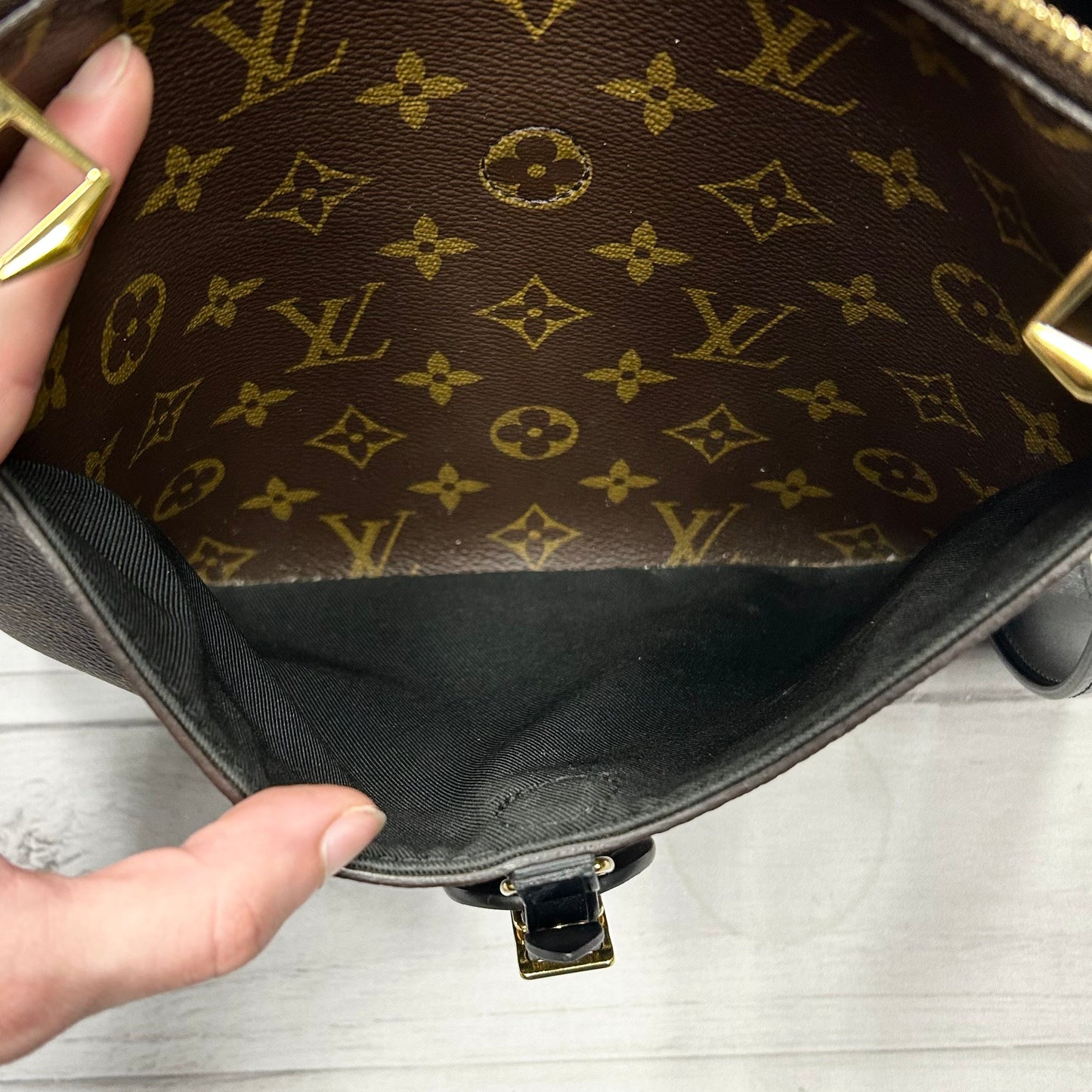 Crossbody Luxury Designer By Louis Vuitton, Size: Small