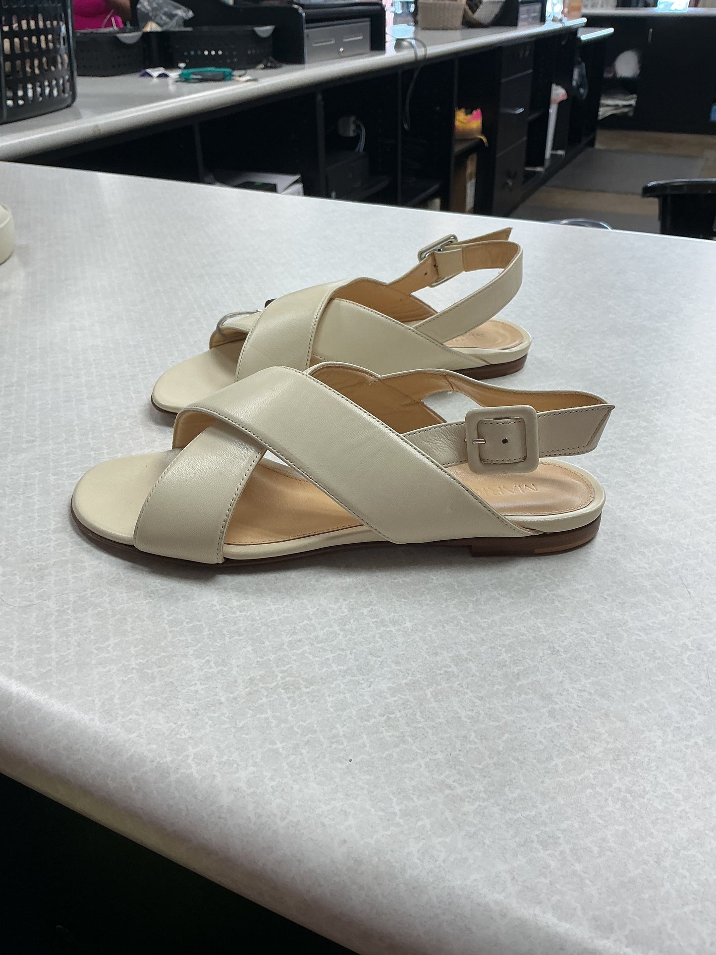 Sandals Flats By Clothes Mentor In Cream, Size:8