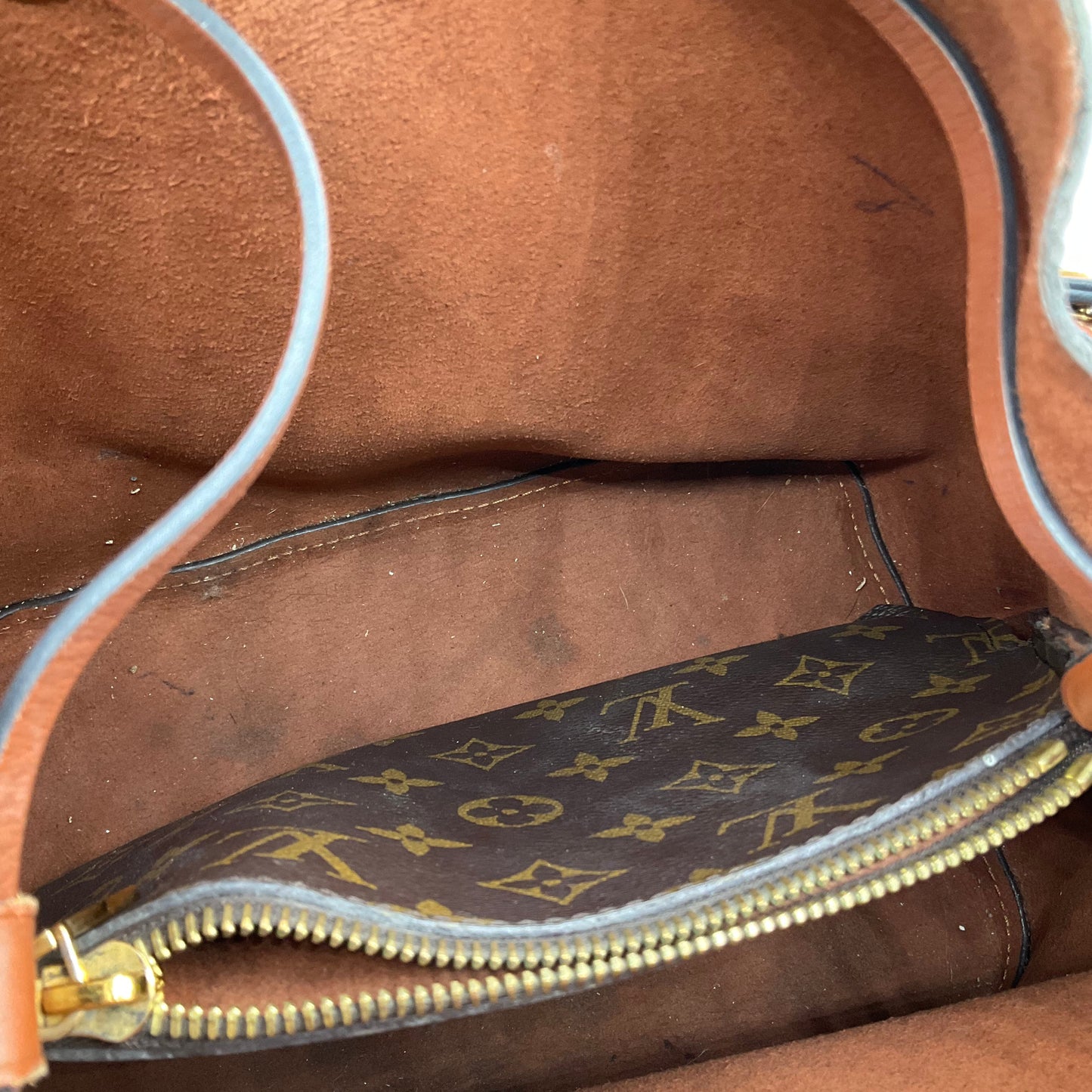 Handbag Luxury Designer By Louis Vuitton, Size: Medium