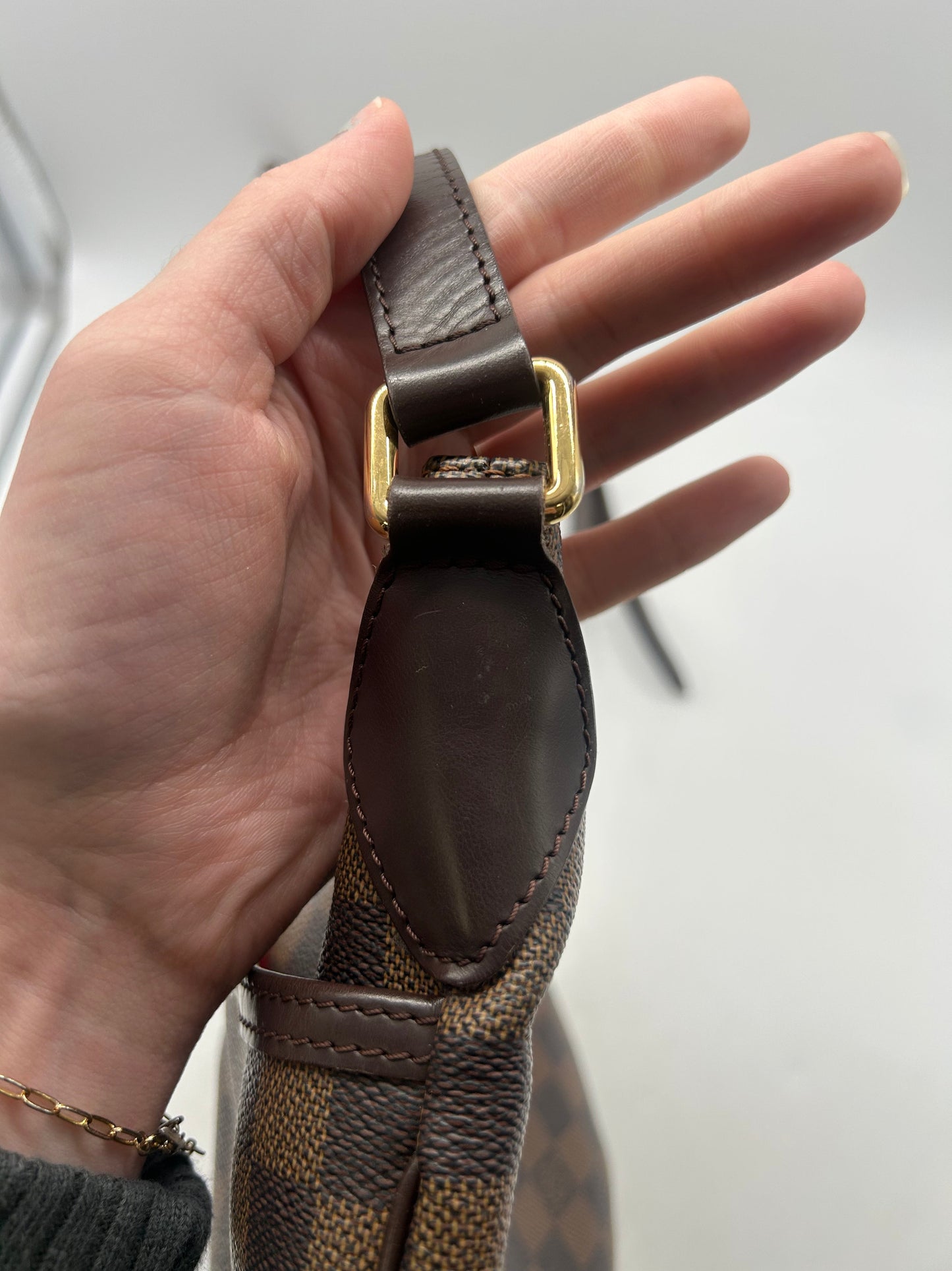 Crossbody Luxury Designer By Louis Vuitton, Size: Medium
