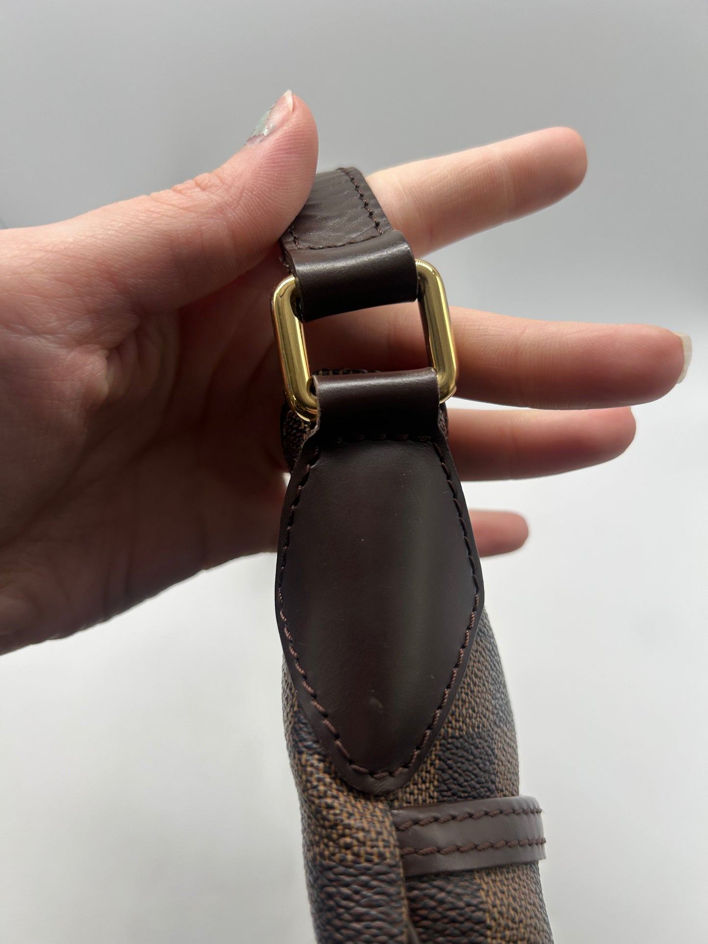 Crossbody Luxury Designer By Louis Vuitton, Size: Medium