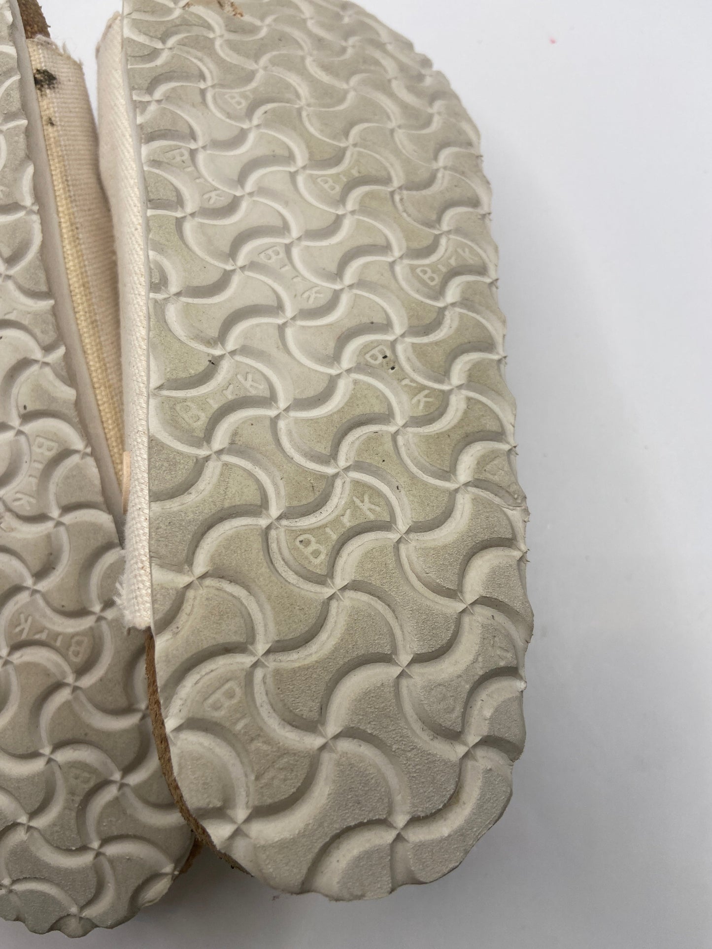 Sandals Flats By Birkenstock In Cream, Size: 10