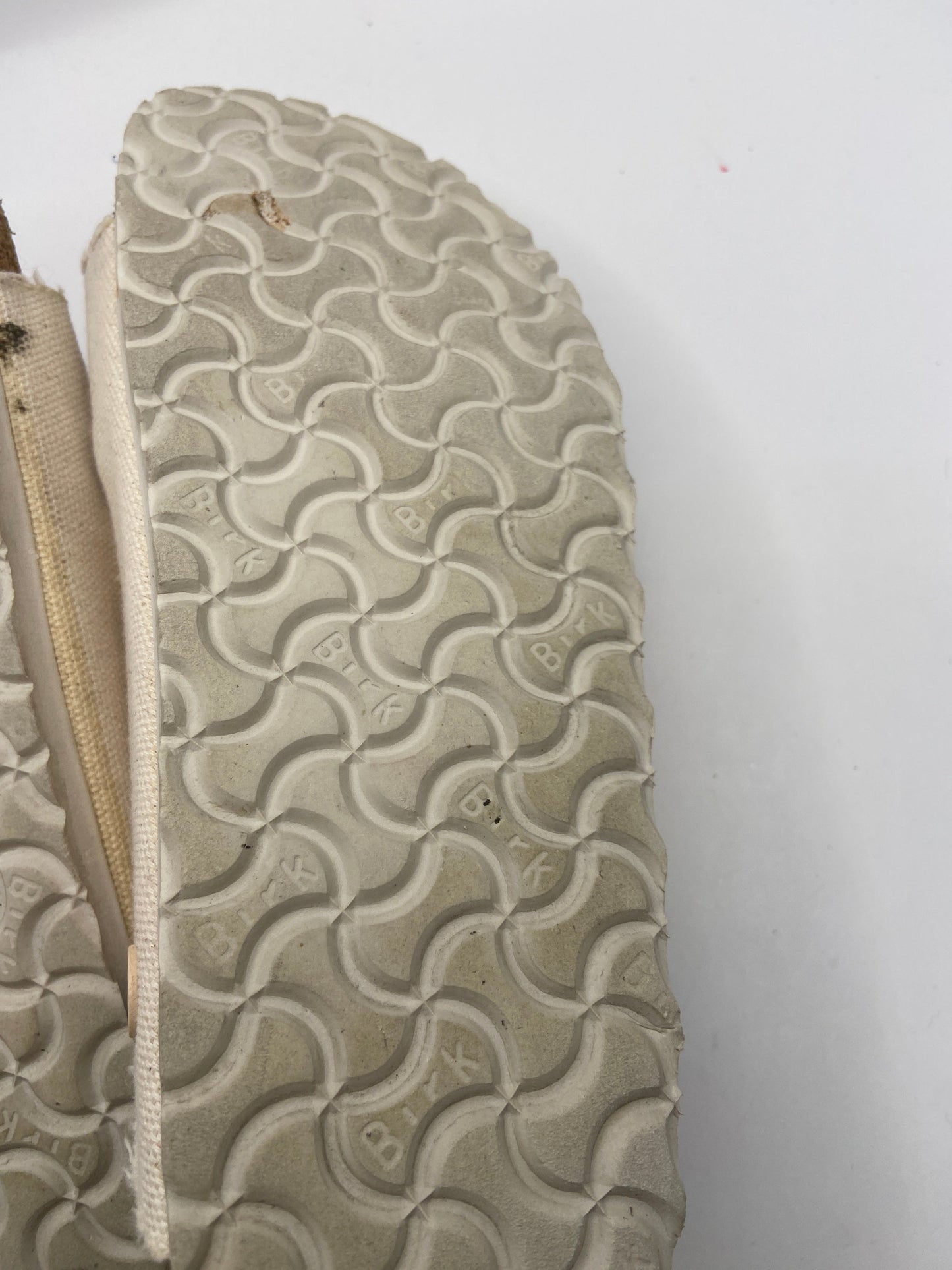 Sandals Flats By Birkenstock In Cream, Size: 10