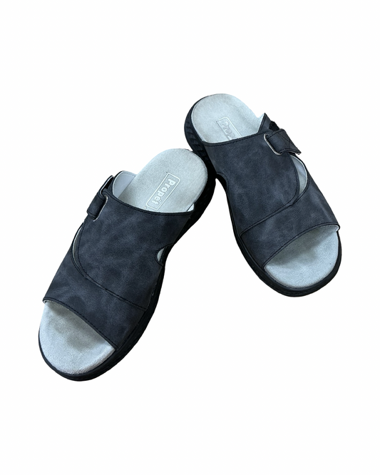 Sandals Flats By Clothes Mentor In Grey, Size:7