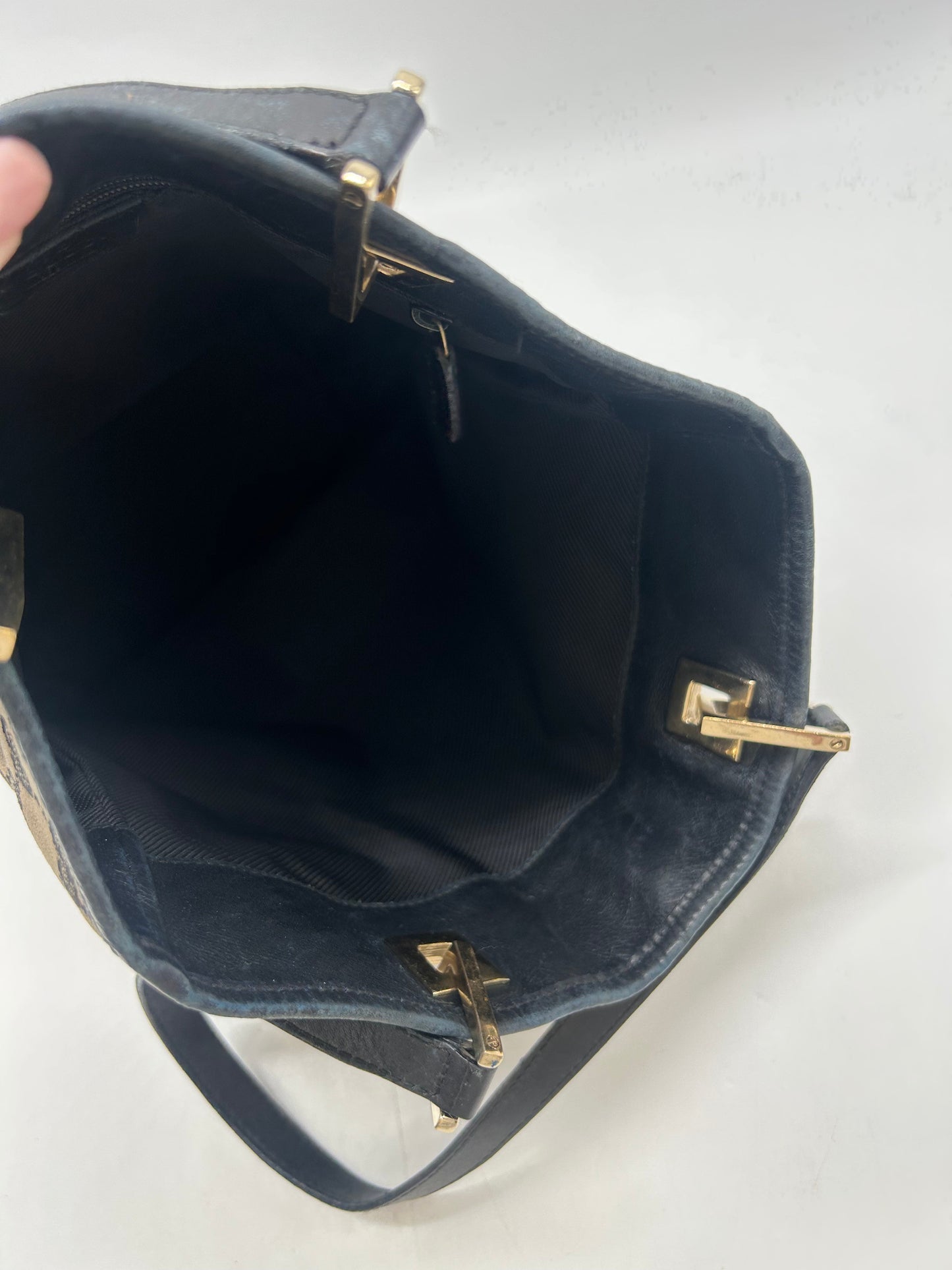 Handbag Luxury Designer By Gucci, Size: Medium