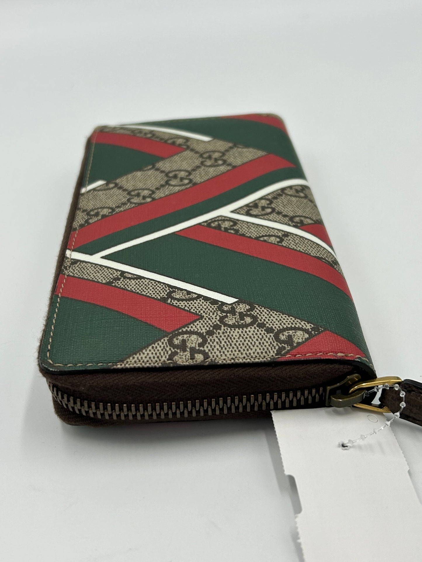 Like New! Gucci GG Supreme Chevron Zip Around Wallet