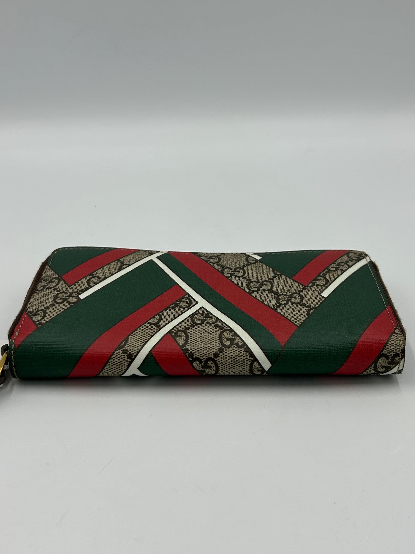 Like New! Gucci GG Supreme Chevron Zip Around Wallet