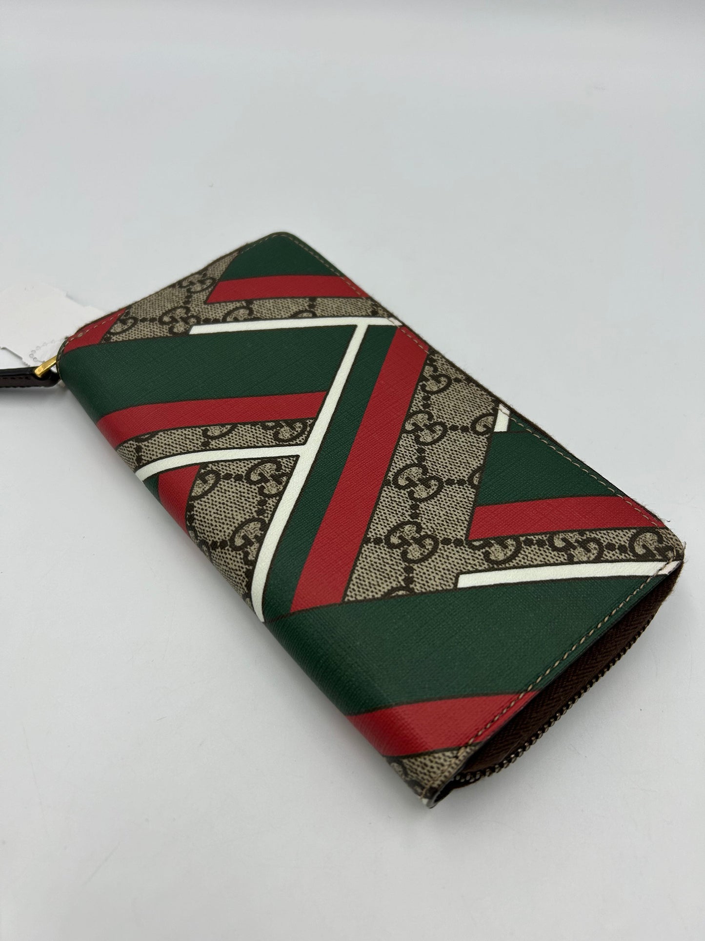 Like New! Gucci GG Supreme Chevron Zip Around Designer Wallet