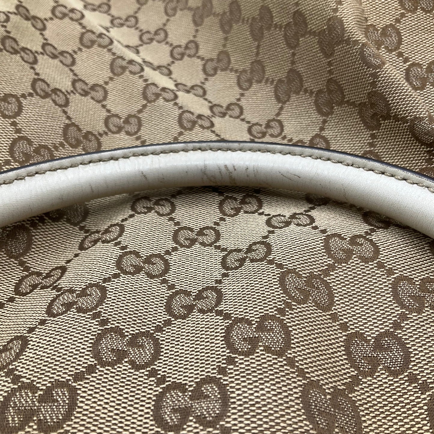 Handbag Luxury Designer By Gucci, Size: Medium