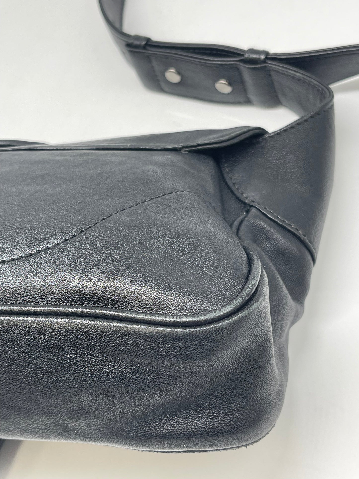 Handbag Luxury Designer By Gucci, Size: Medium