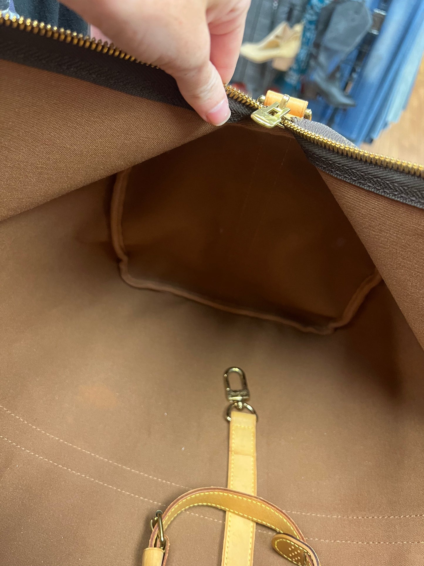 DUFFLE AND WEEKENDER LUXURY DESIGNER by LOUIS VUITTON In BROWN, Size: LARGE