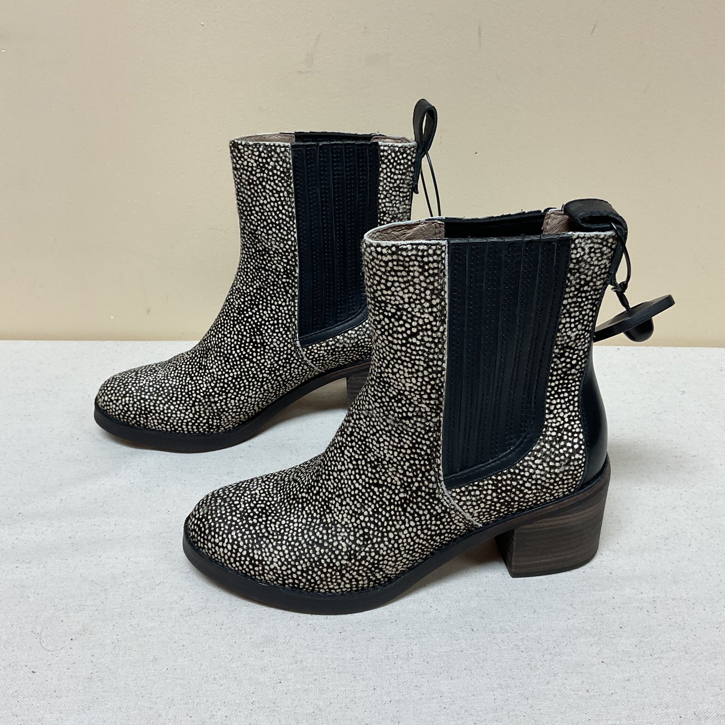 Boots Designer By Ugg In Animal Print, Size:7.5