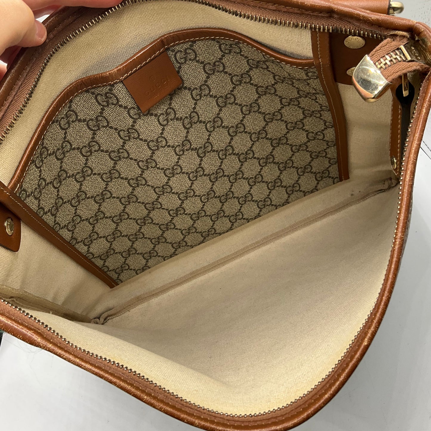 Crossbody Luxury Designer By Gucci, Size: Large