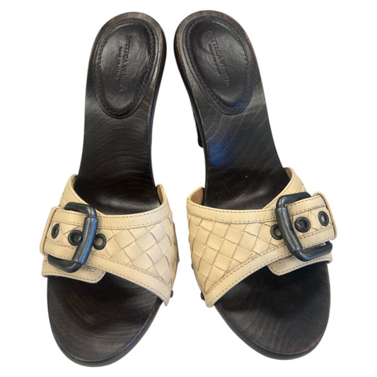 Sandals Luxury Designer By Bottega Veneta In Cream, Size:8