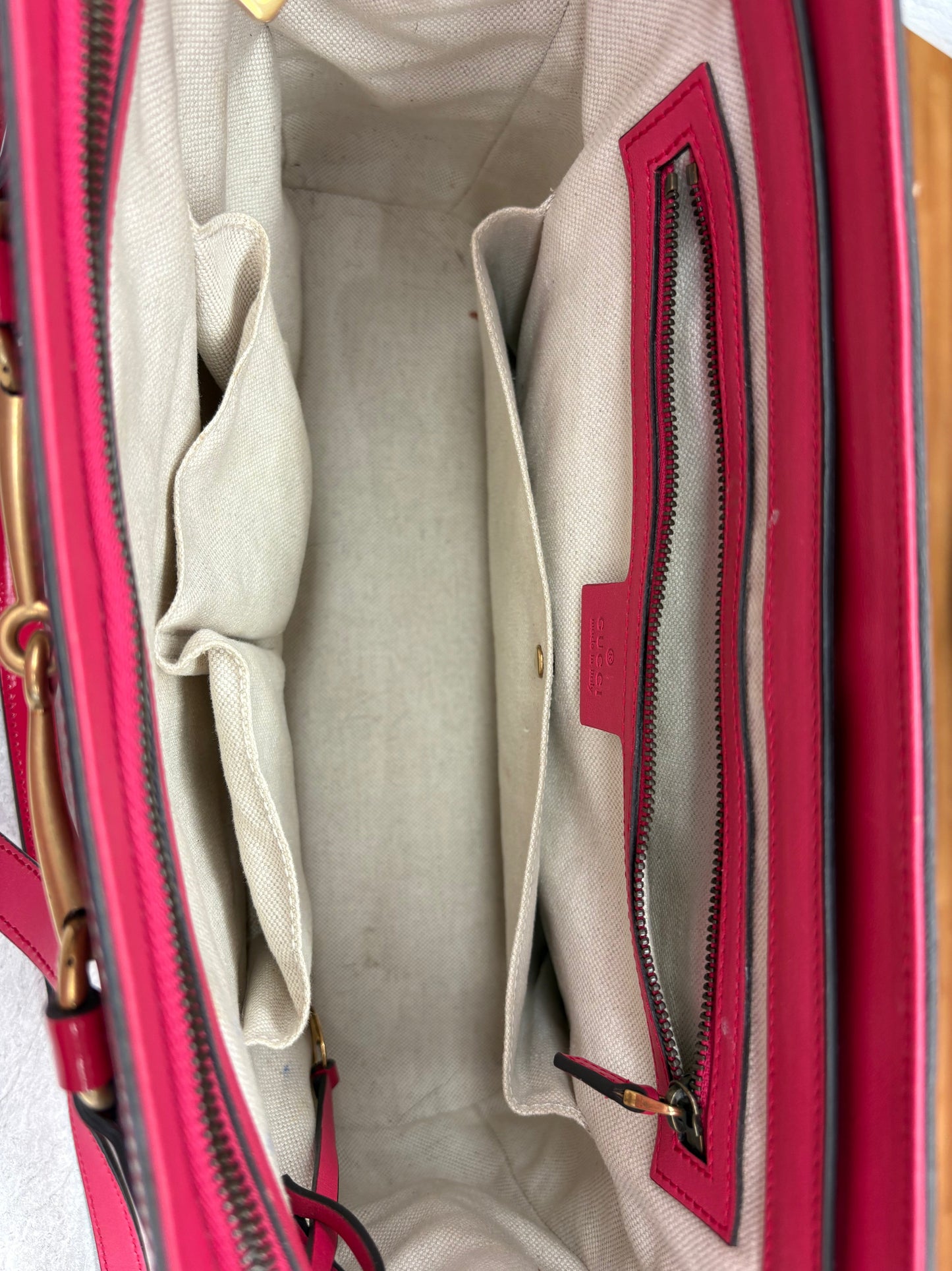 Handbag Luxury Designer By Gucci, Size: Medium
