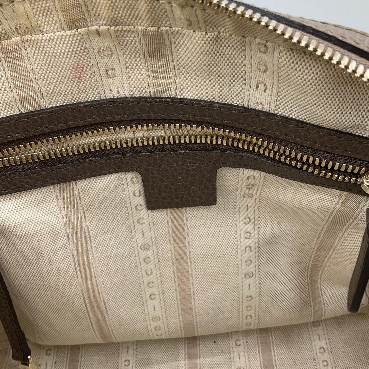 Handbag Luxury Designer By Gucci, Size: Medium