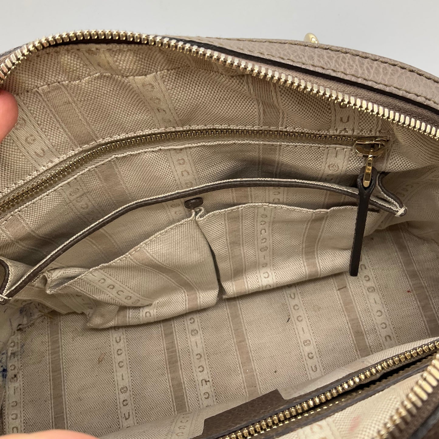 Handbag Luxury Designer By Gucci, Size: Medium
