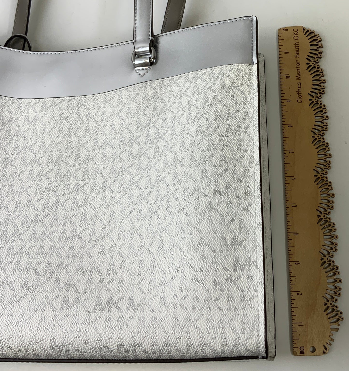 Handbag Designer By Michael Kors In Silver & White, Size:Large