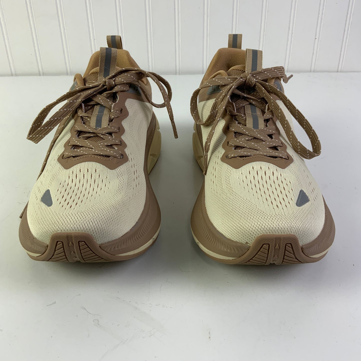 Shoes Athletic By Clothes Mentor In Cream, Size:9