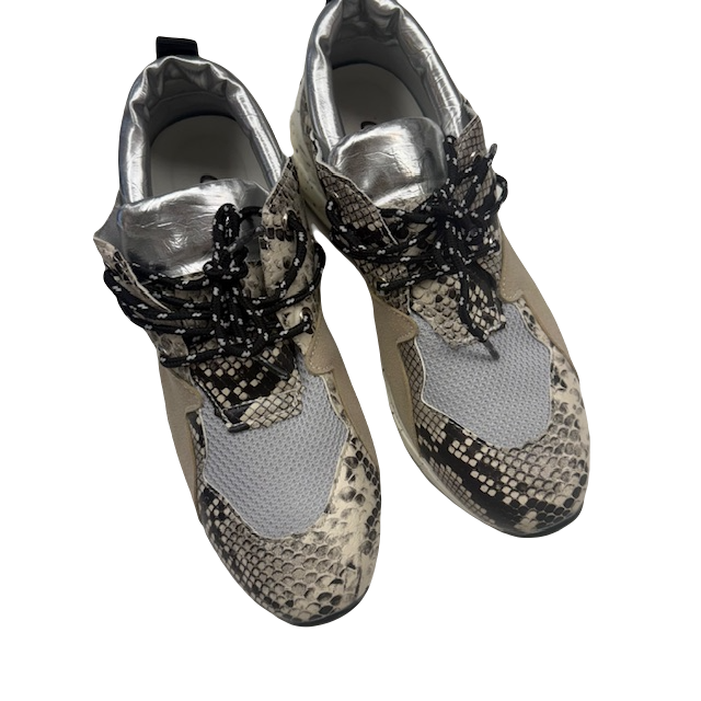 Shoes Sneakers By Clothes Mentor In Snakeskin Print, Size:9