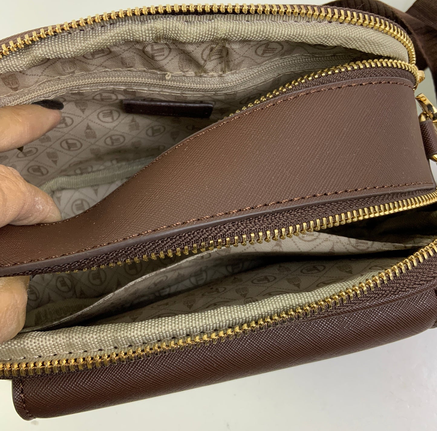 Crossbody By London Fog, Size: Medium