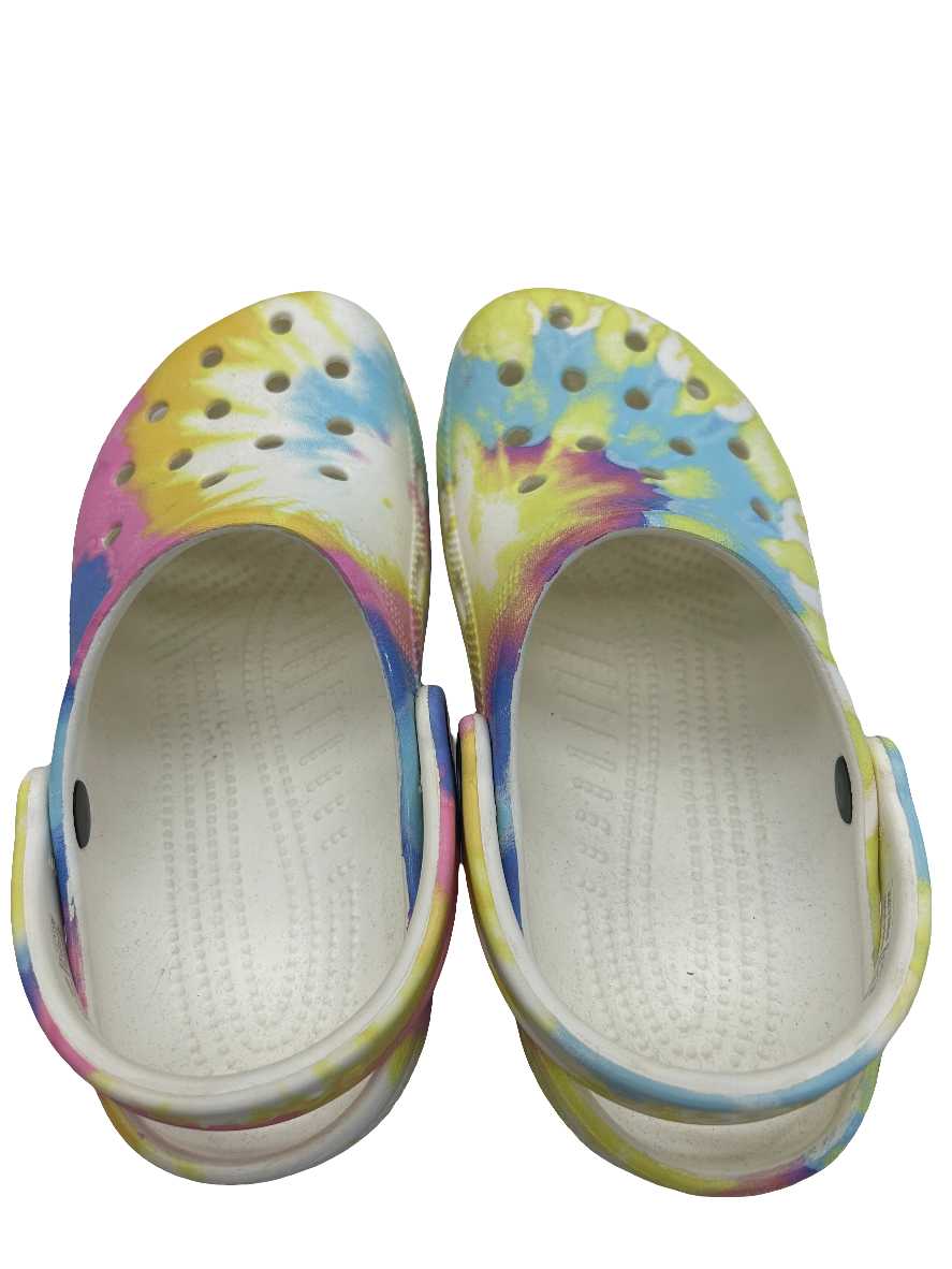 Shoes Flats By Crocs In Multi-colored, Size: 6