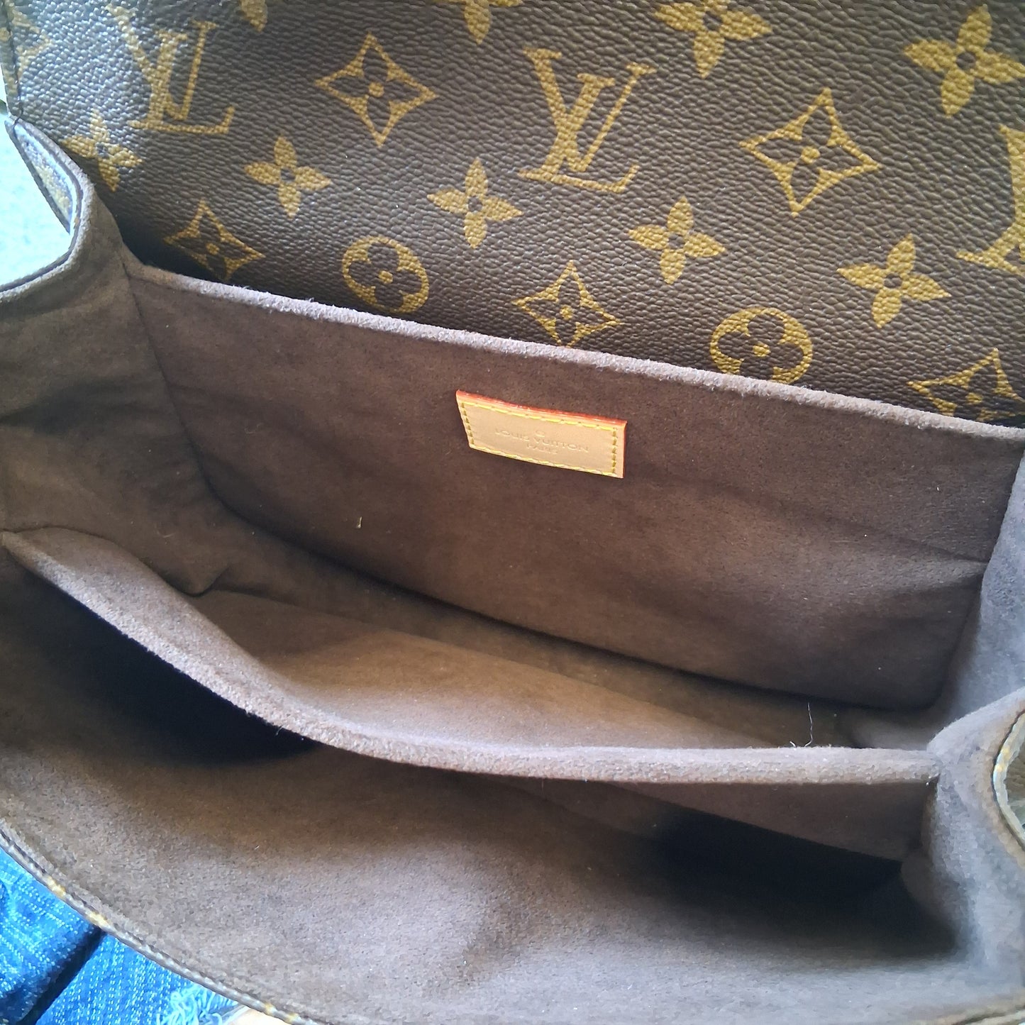 Crossbody Luxury Designer By Louis Vuitton, Size: Medium