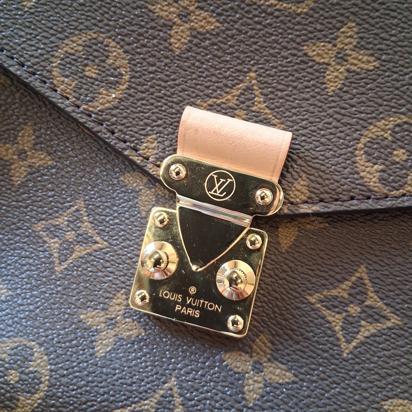 Crossbody Luxury Designer By Louis Vuitton, Size: Medium