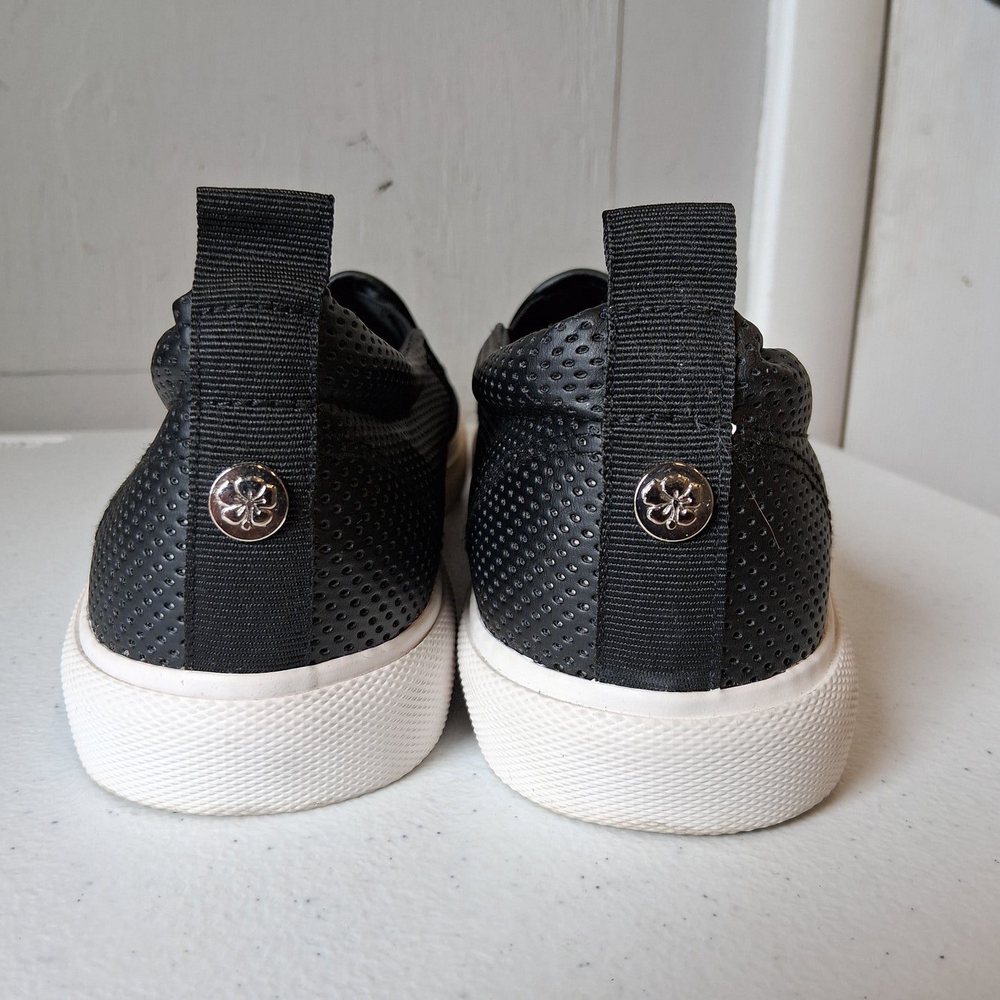 Shoes Flats By Tommy Bahama In Black, Size:9.5