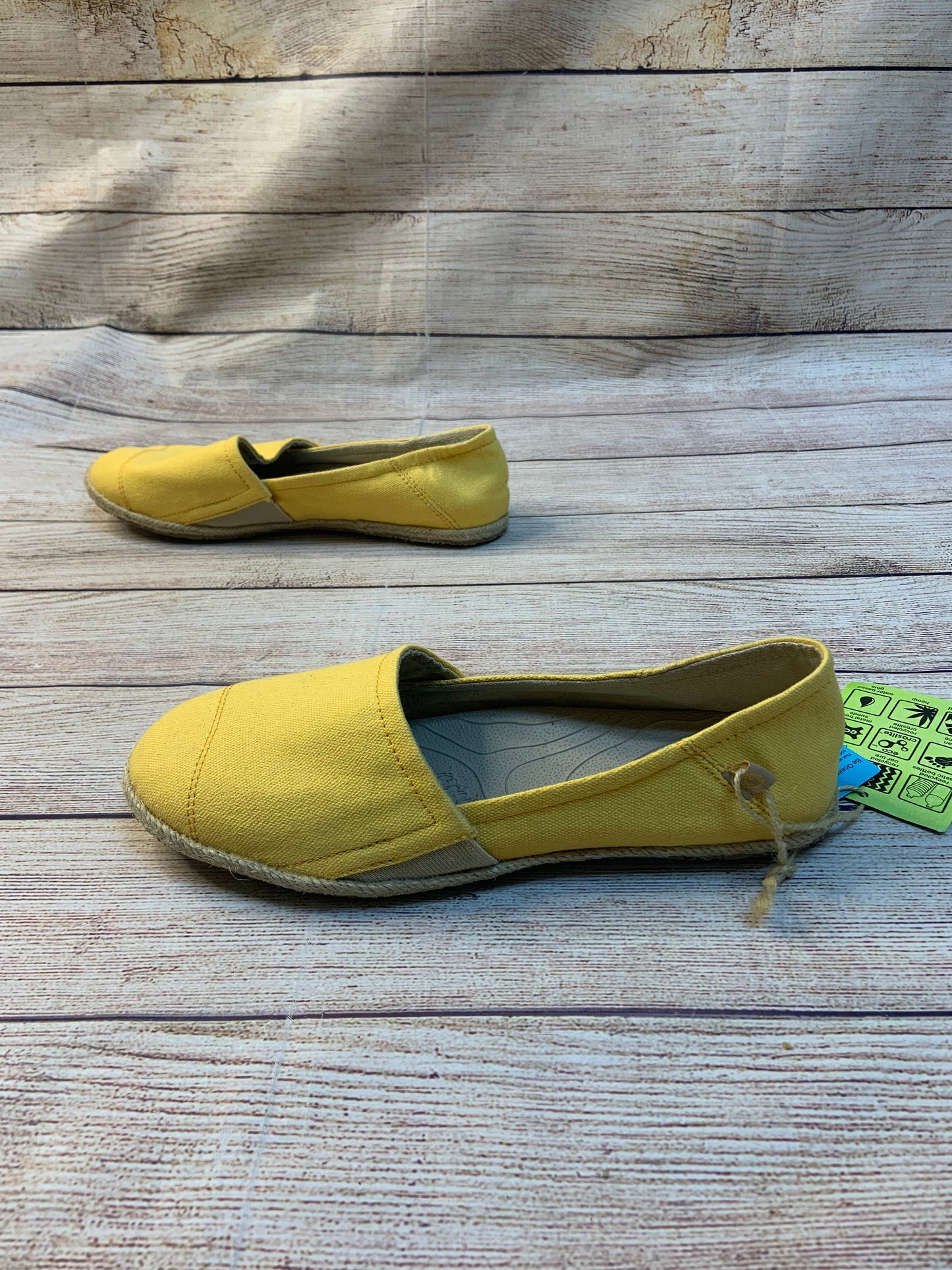 Shoes Flats Espadrille By Crocs  Size: 7