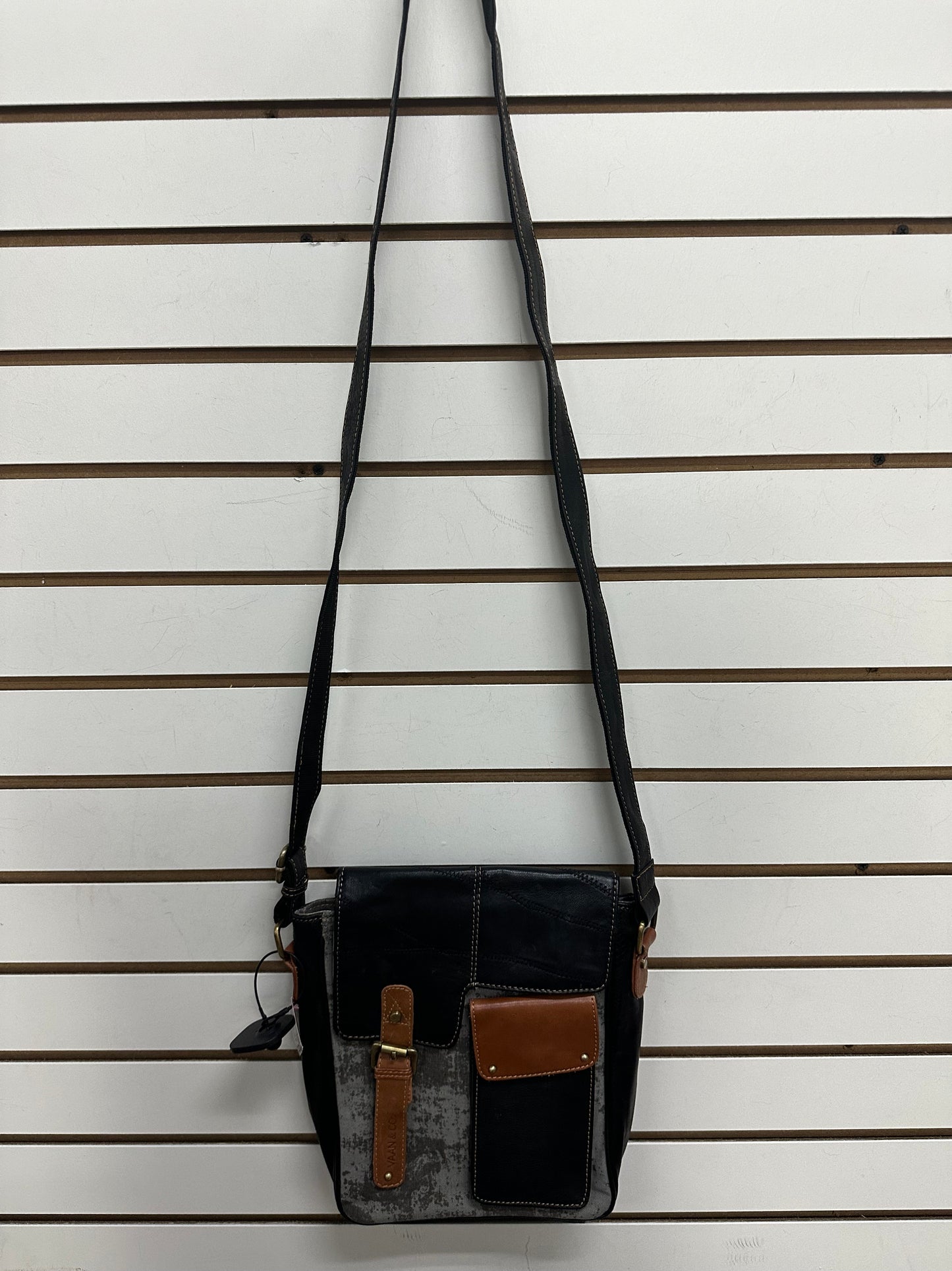 Crossbody By Vaan and Co  Size: Medium