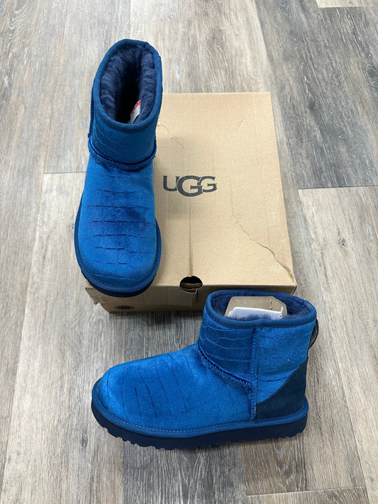 Boots Ankle Flats By Ugg  Size: 6.5