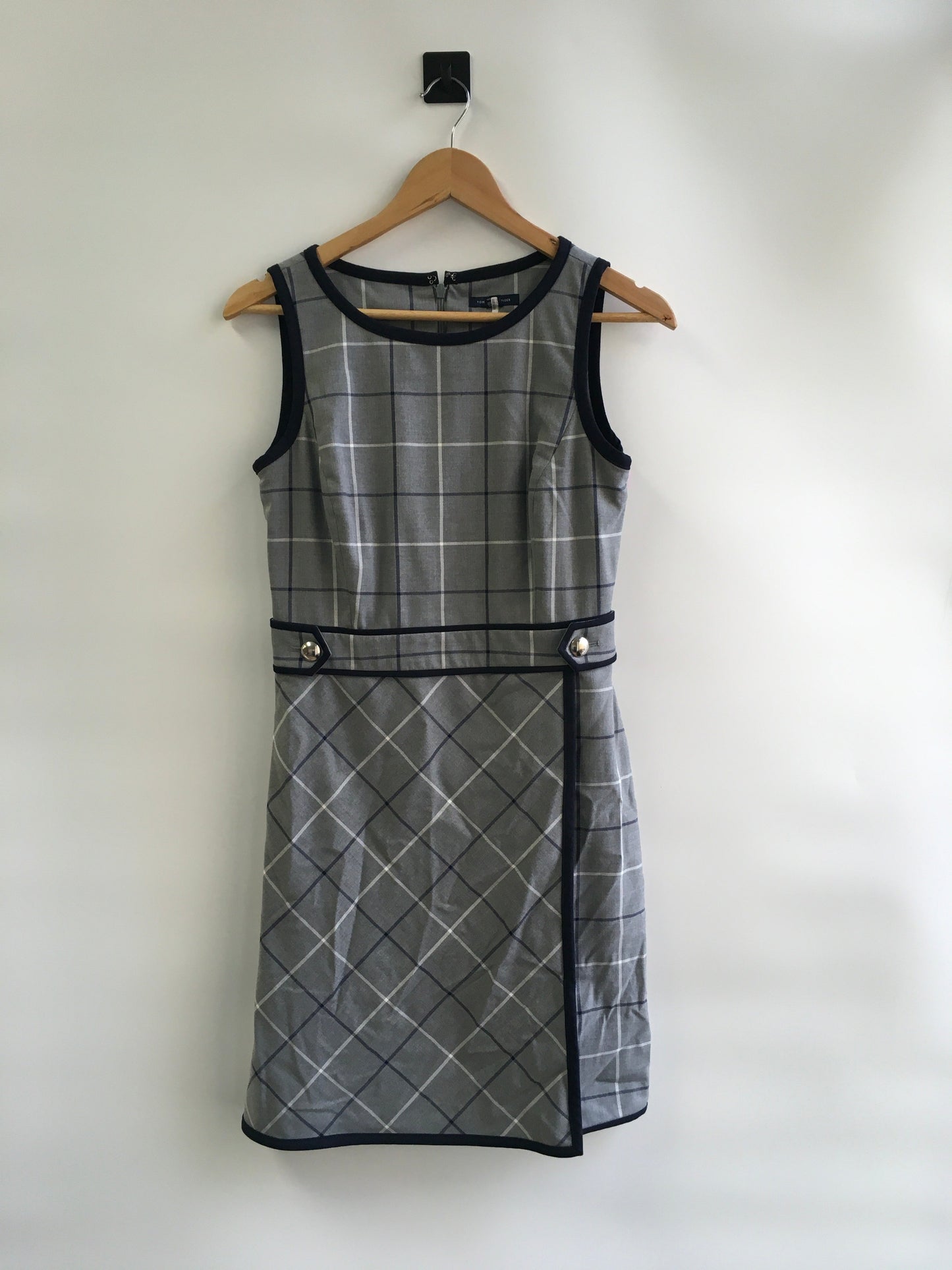 Dress Casual Short By Tommy Hilfiger  Size: 4
