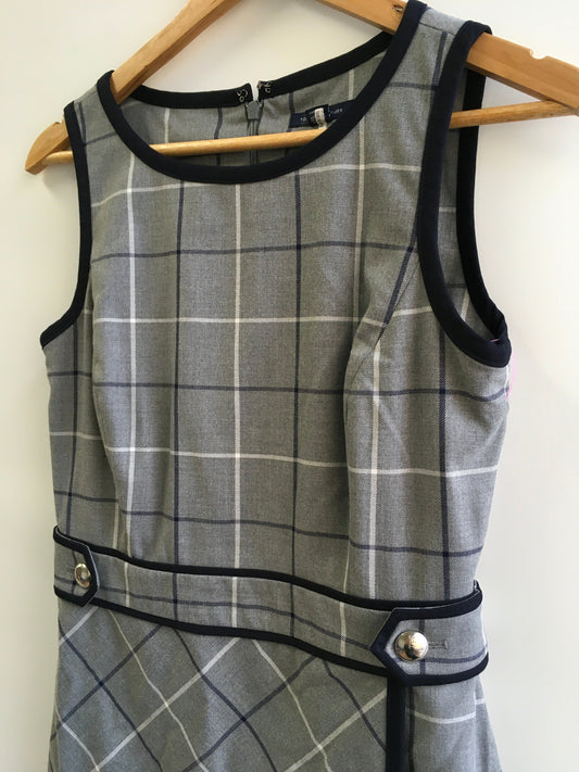 Dress Casual Short By Tommy Hilfiger  Size: 4